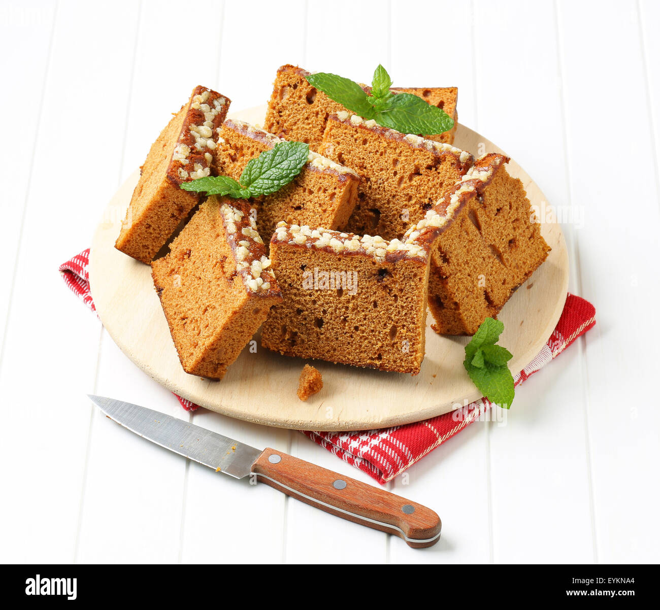 Gâteau Au Miel Sur Une Planche à Gâteau Ronde Dans Une Main