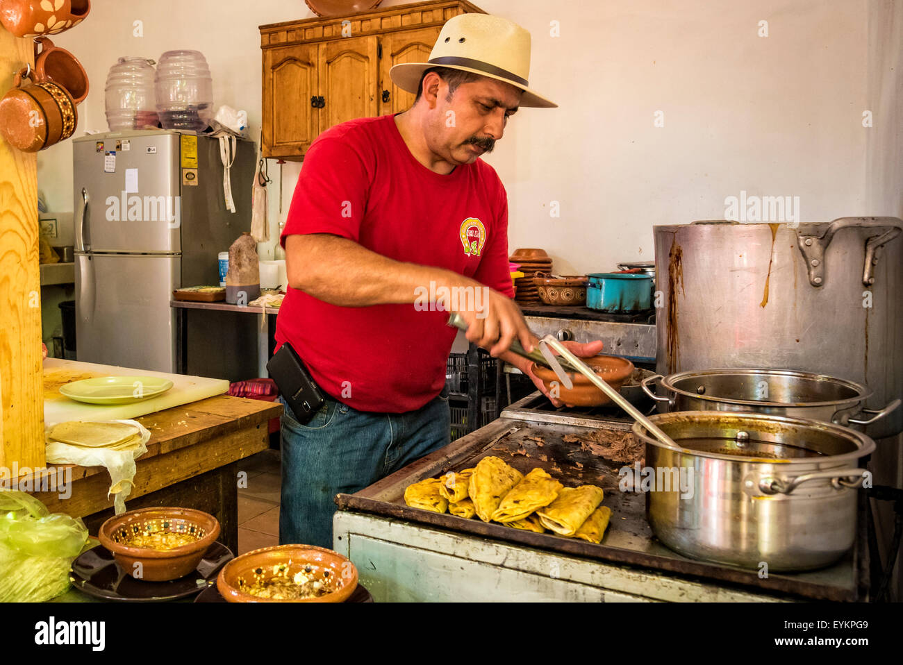 Chef et propriétaire Enrique Robles faire Birrierias à tacos restaurant Robles, sur le El Pitillal Visite gastronomique avec Vallarta Visite Gastronomique Banque D'Images