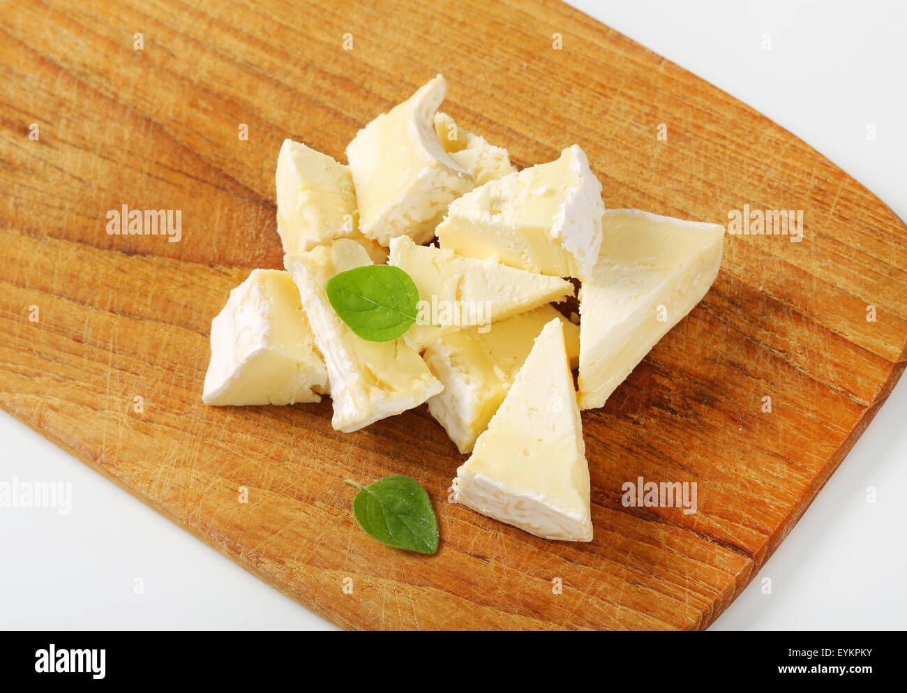 Morceaux de fromage à croûte blanche Française Banque D'Images