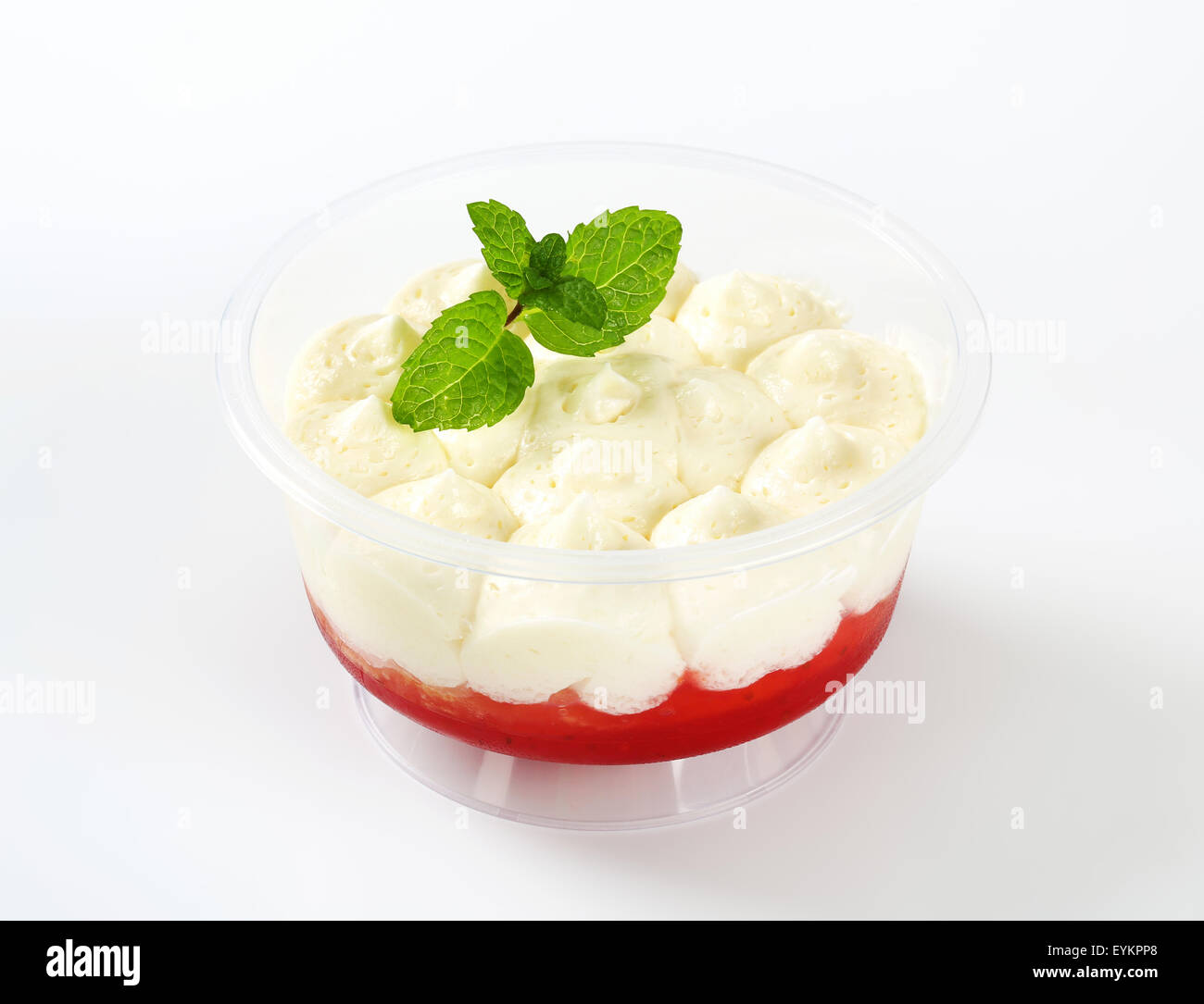 Dessert aux fraises dans la tasse en plastique Banque D'Images