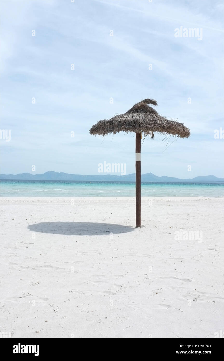 L'Espagne, les îles Baléares, Majorque, parasol de paille, plage, mer, Banque D'Images