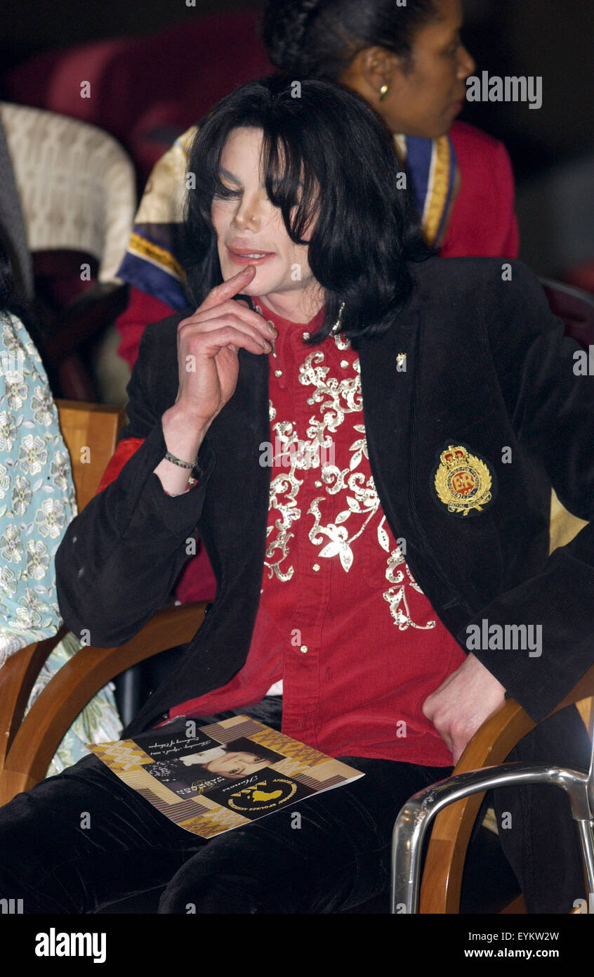 Pop Star Michael Jackson assiste à un événement à l'ambassade éthiopienne avant de recevoir le Prix humanitaire de l'Association des conjoints des ambassadeurs africains à Washington, D.C.. Banque D'Images