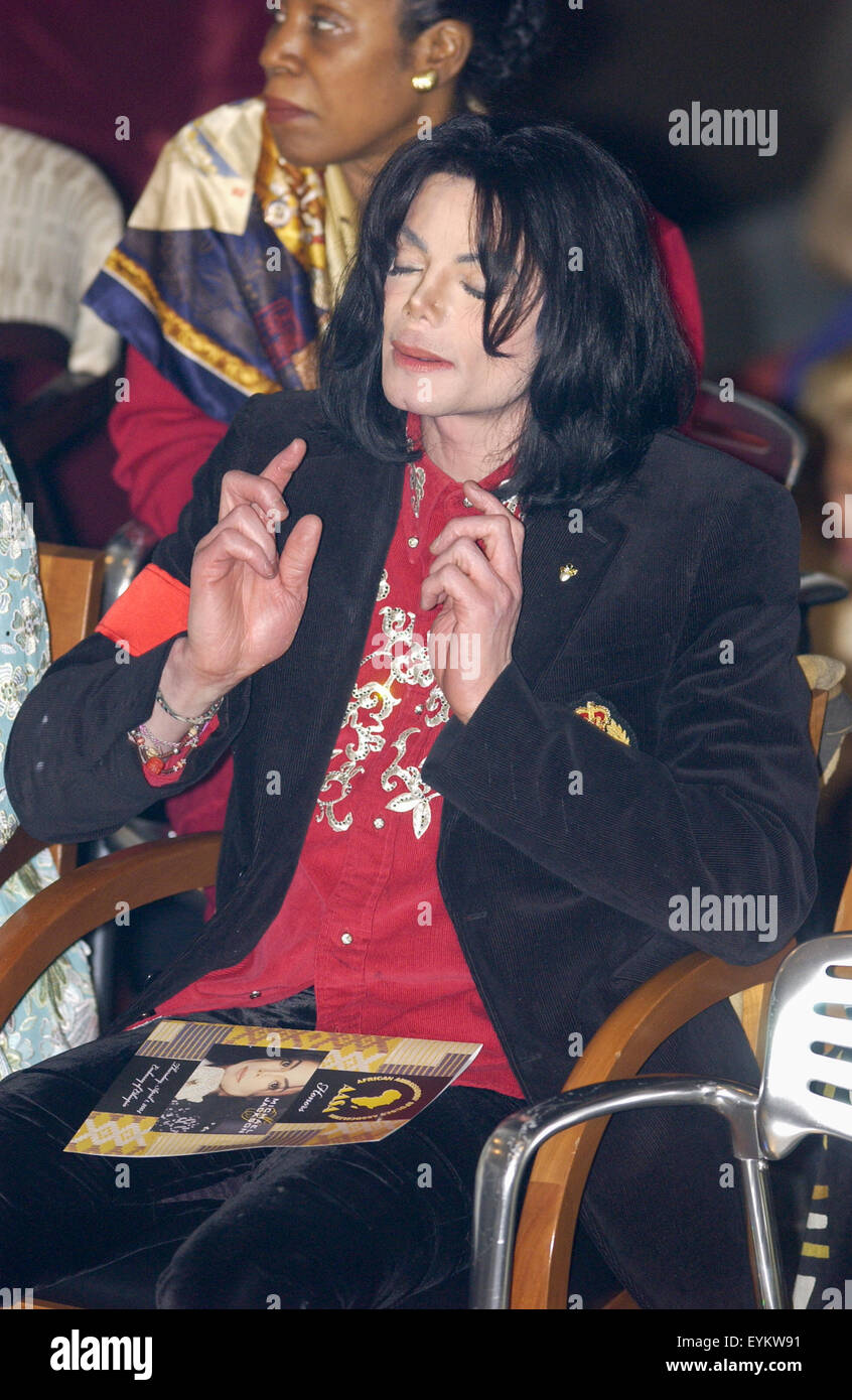 Pop Star Michael Jackson assiste à un événement à l'ambassade éthiopienne avant de recevoir le Prix humanitaire de l'Association des conjoints des ambassadeurs africains à Washington, D.C.. Banque D'Images
