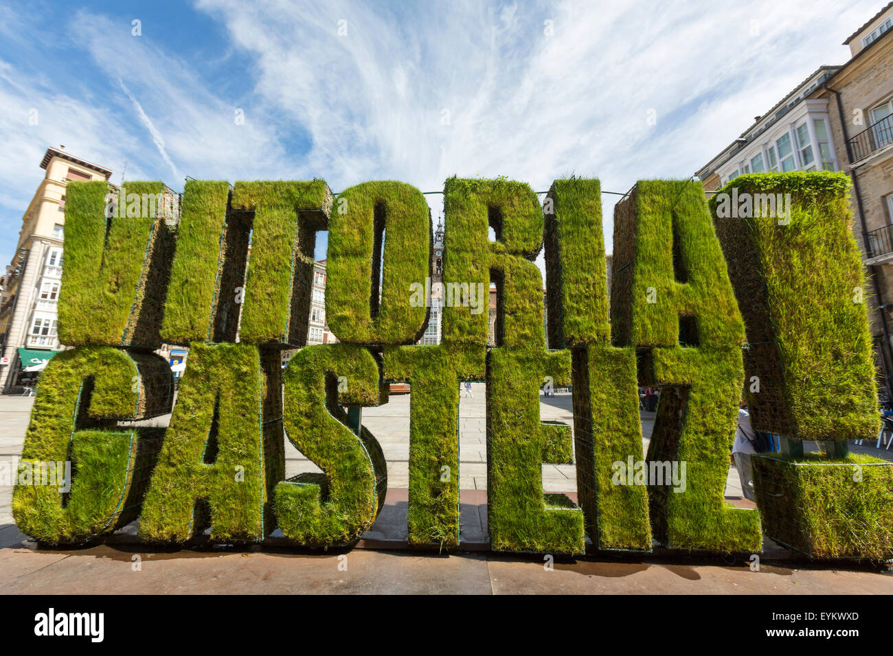 Vitoria Gasteiz, sculpture végétale dans l'herbe sur la Plaza de la Virgen Blanca avec l'Eglise de San Miguel Arcángel, Vitoria - Gasteiz Banque D'Images