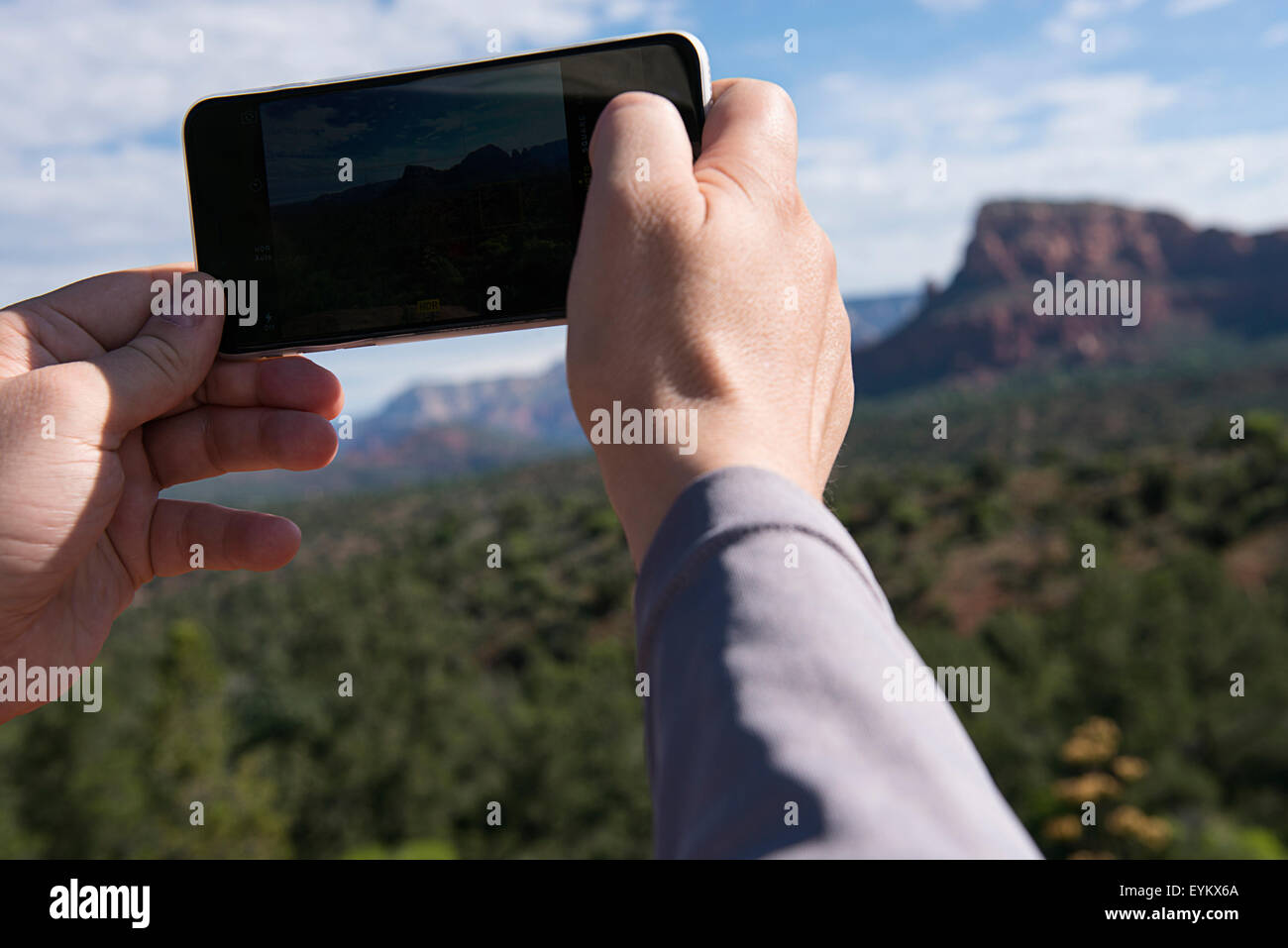 Un homme à l'aide d'un iphone 6 en Arizona Sedona Banque D'Images