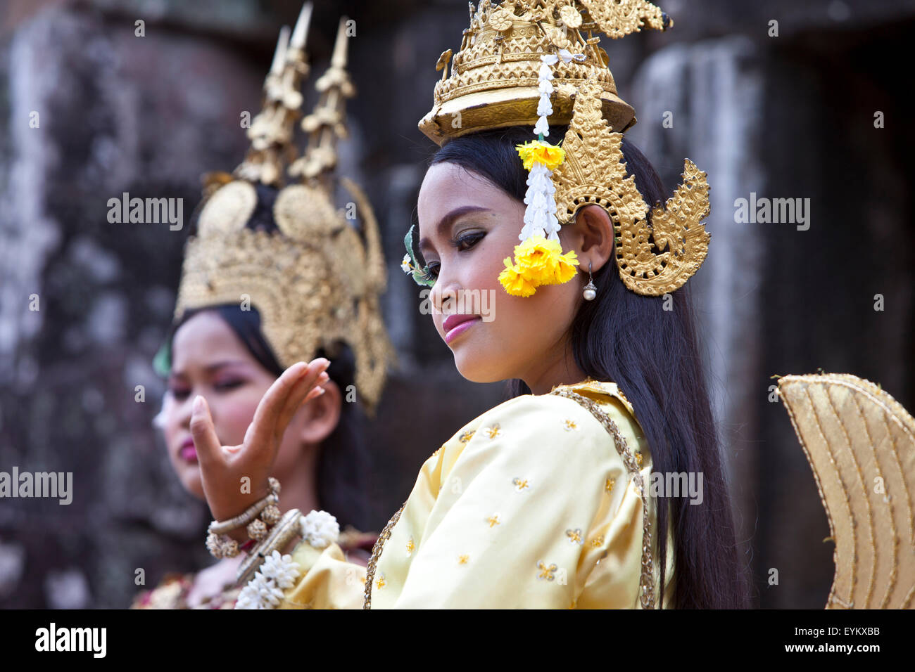 Cambodge, province de Siem Reap, région d'Angkor, temple bouddhiste du Bayon, mise en page, l'équipe de danse traditionnelle Banque D'Images