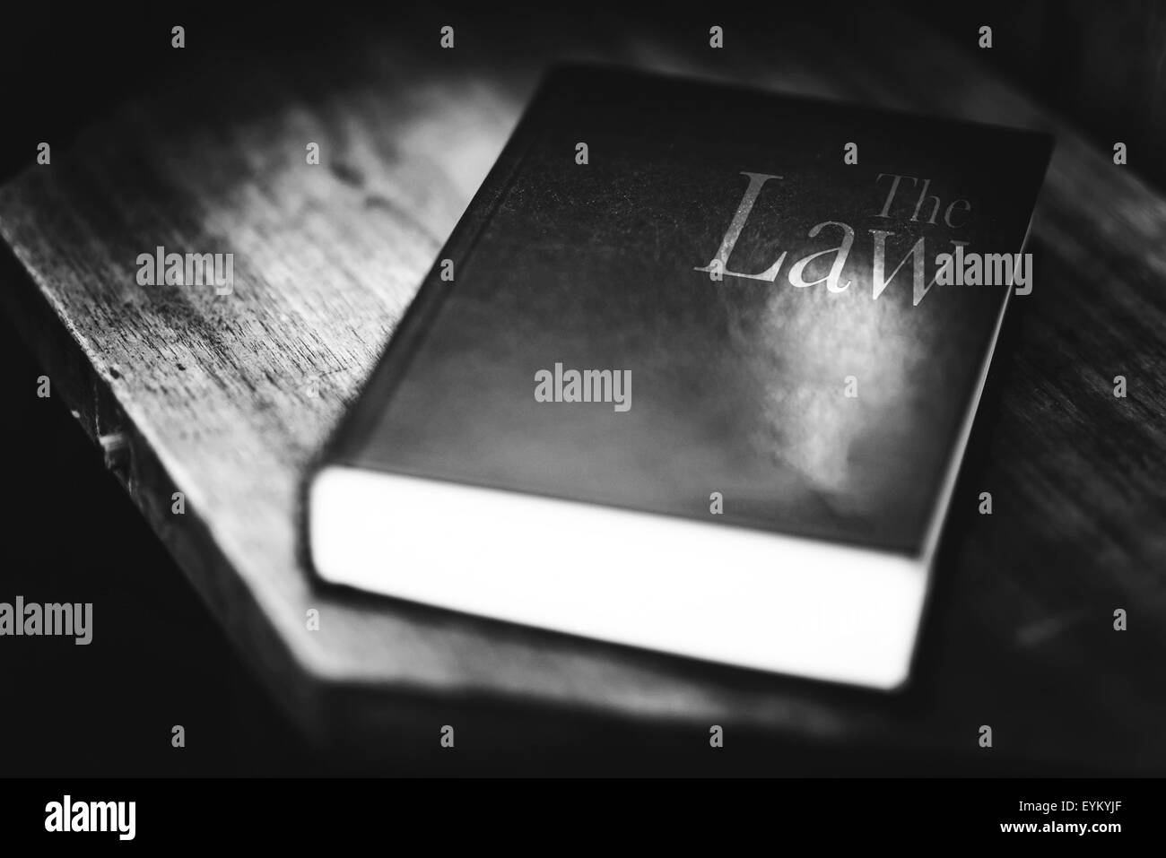 Livre de droit. Law Book noir et blanc photo Concept. Banque D'Images