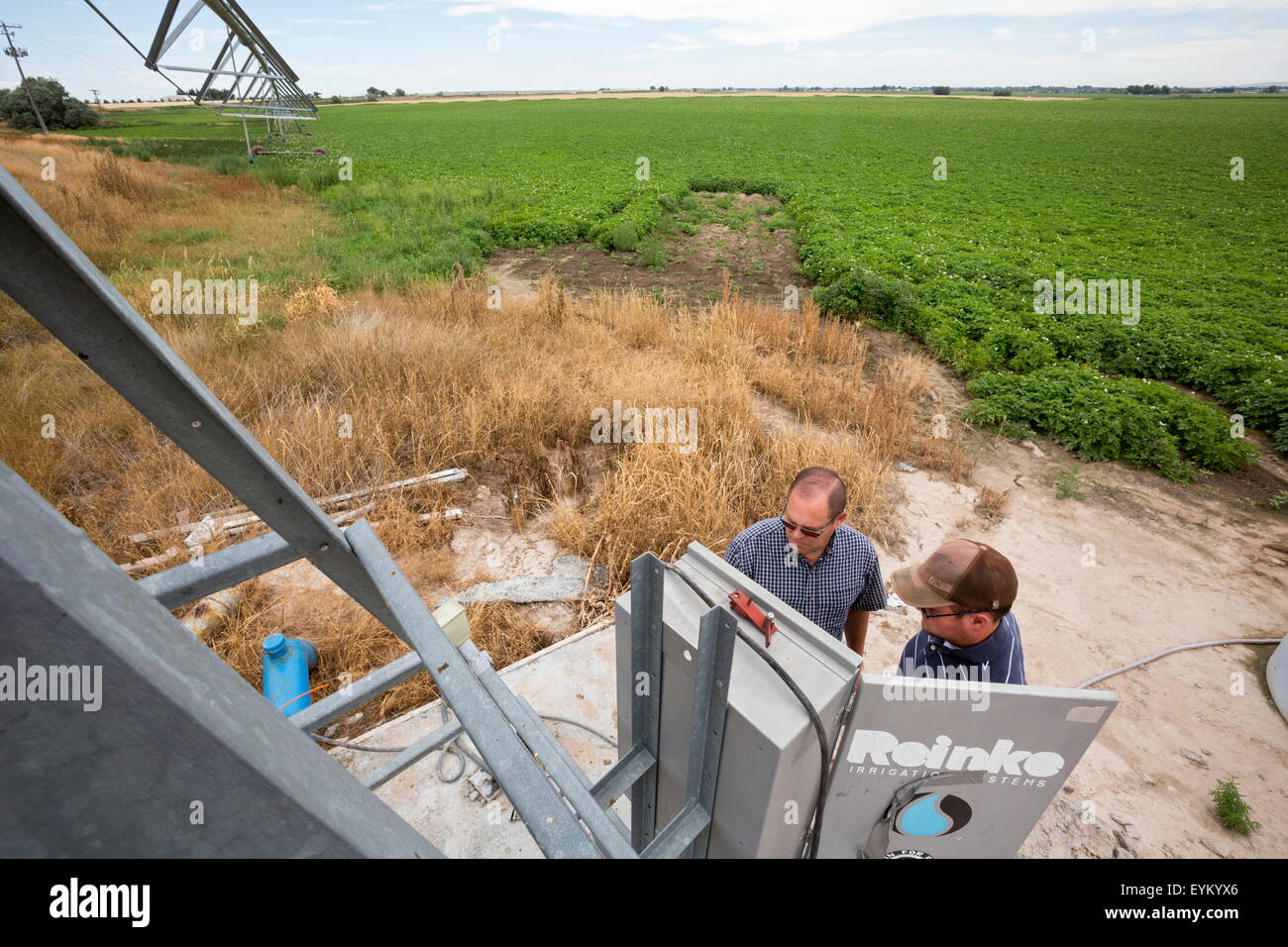 Shelley, New York - producteur de pommes de terre de l'Idaho Bryan Searle (à gauche) et son fils, Ray, réglez les commandes pour un centre d'irrigation à pivot-sys Banque D'Images