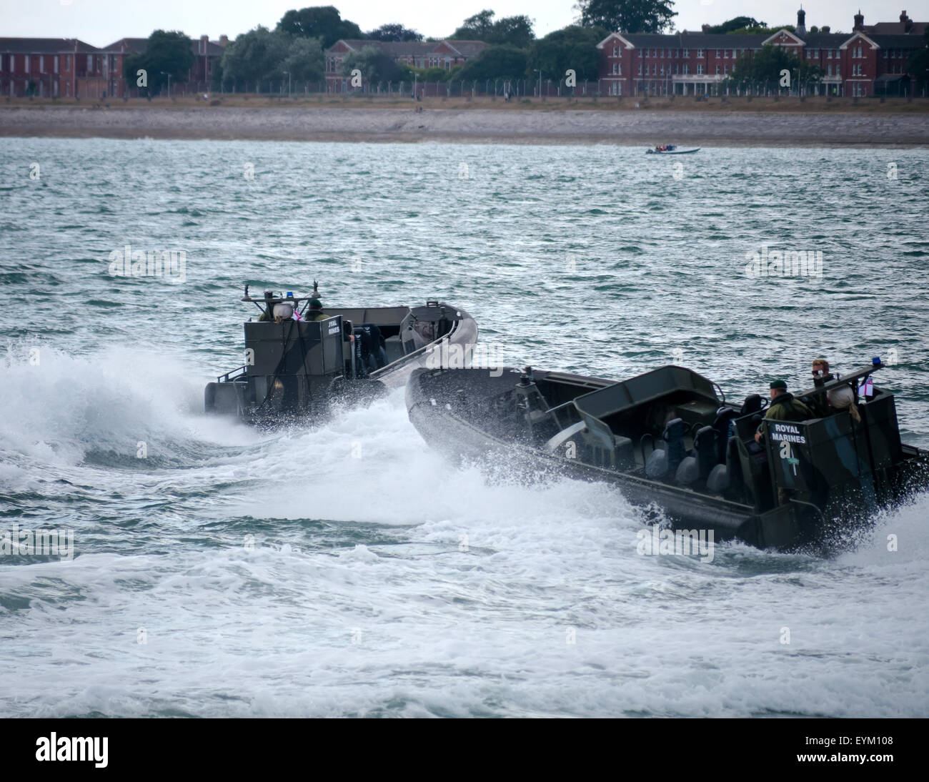 Deux Royal Marines au large des côtes (ORC) pour des raids dans le Solent, Hampshire, Angleterre. Banque D'Images