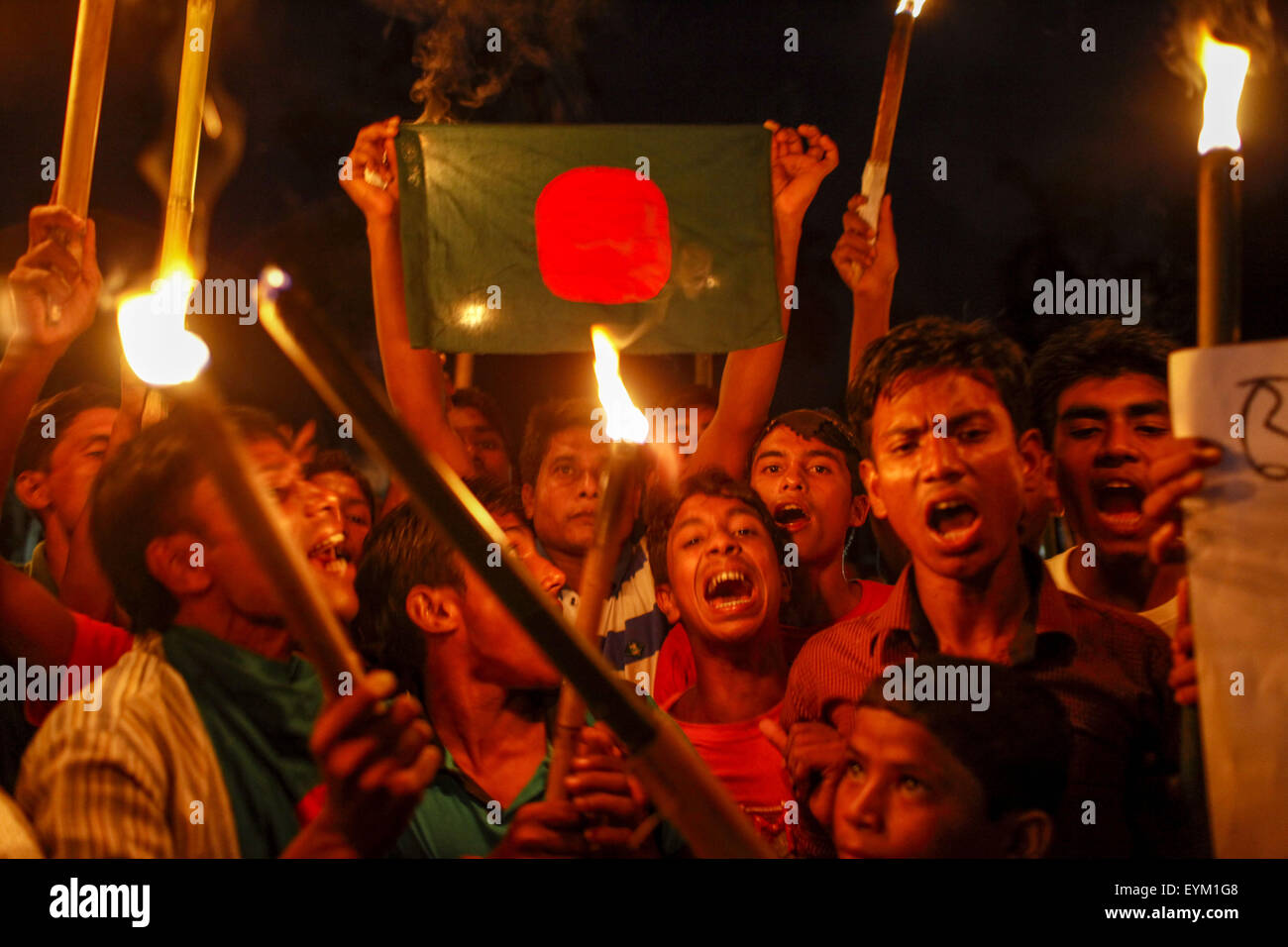 1 août 2015, Kurigram au Bangladesh. 1er août 2015. Les gens célèbrent la Journée de la liberté des enclaves avec feu dans 1 Août, 2015 dans Dashiachora, Fulbari dans Kurigram. Le Bangladesh et l'Inde vont à l'encontre de la swap officiellement tenir vendredi minuit des enclaves où l'Inde et le Bangladesh a l'Accord de frontière terrestre à l'action à la suite d'entente signée en 1974. Quelque 50 000 résidents de ces enclaves va enfin avoir une identité propre, après être restée pratiquement apatride pendant six décennies. © K M Asad/ZUMA/Alamy Fil Live News Banque D'Images