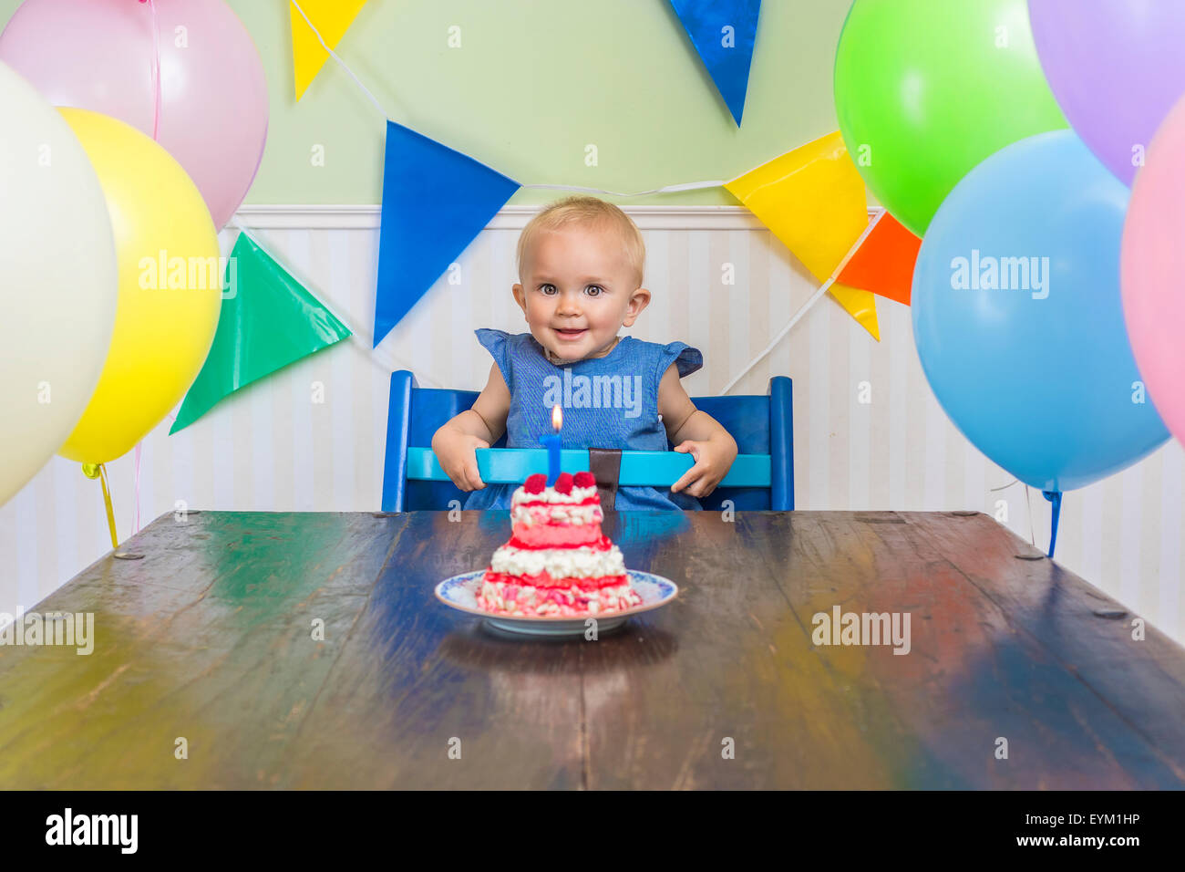 Mignon bébé fête son premier anniversaire Banque D'Images