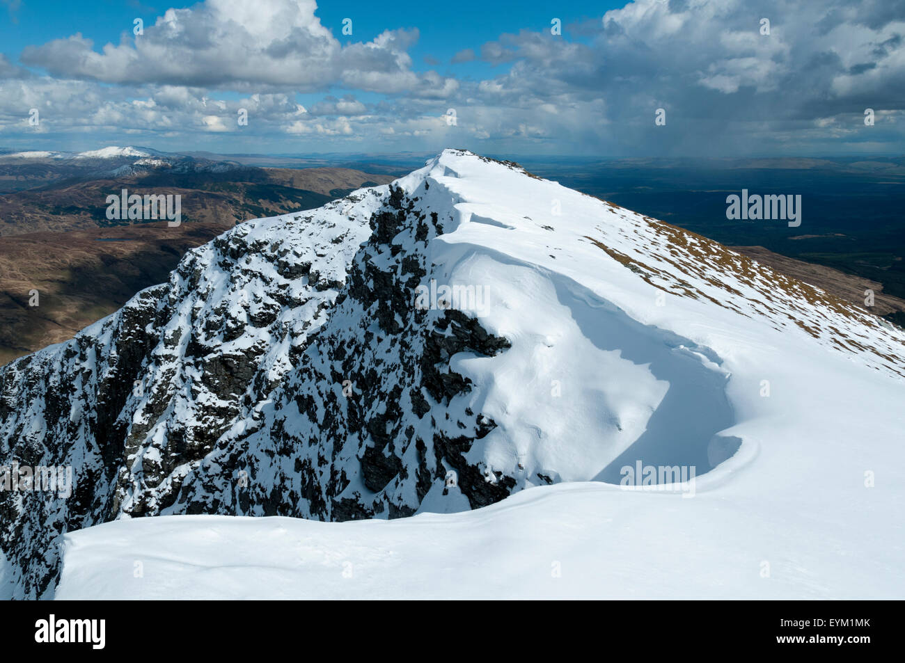 Les corniches de neige et dérive sur la crête du sommet du Ben Lomond, Stirlingshire, Scotland, UK, après une lourde chute de neige de printemps. Banque D'Images