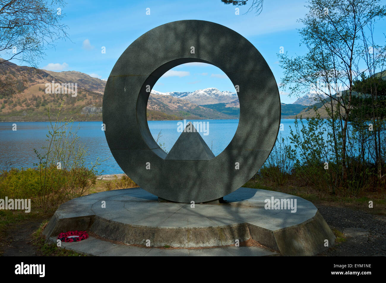 Le Rowardennan War Memorial sculpture, par Doug Cocker. Par le côté du Loch Lomond à Rowardennan, Stirlingshire, Scotland, UK Banque D'Images