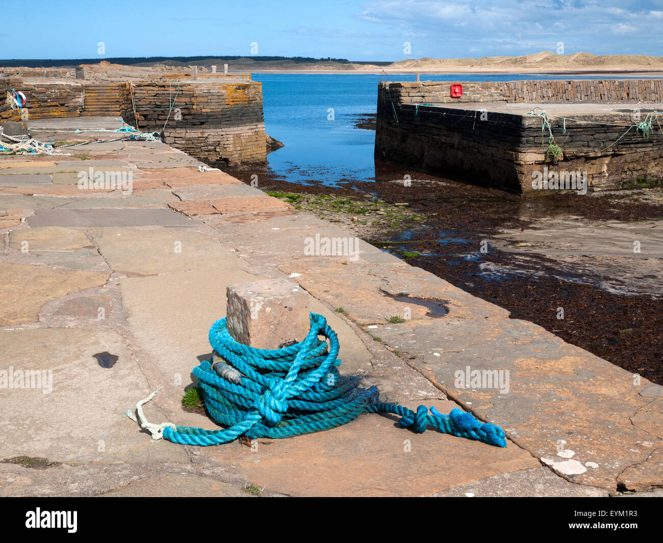 Port de Castletown, sur la côte nord de Caithness, Ecosse, Royaume-Uni. Dunnett plage derrière. Banque D'Images