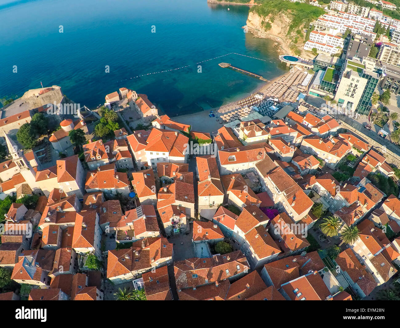 Vue de la vieille ville de Budva à partir du haut : anciens murs et toit de tuiles de la vieille ville de Budva, Monténégro, l'Europe. Tige Banque D'Images