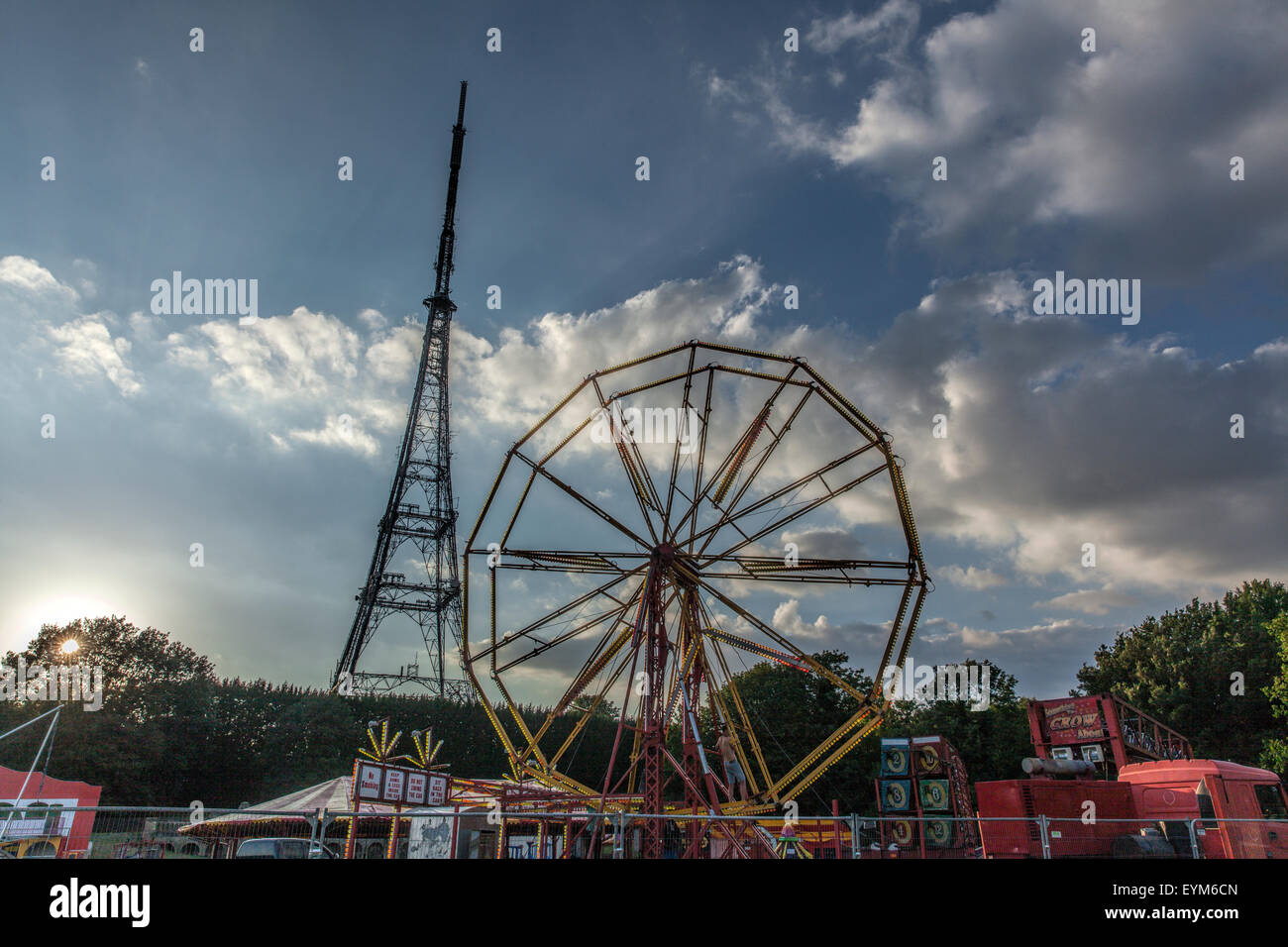 Avis d'une grande roue d'une fête foraine à côté de l'antenne de télévision à Crystal Palace dans le sud de Londres Banque D'Images