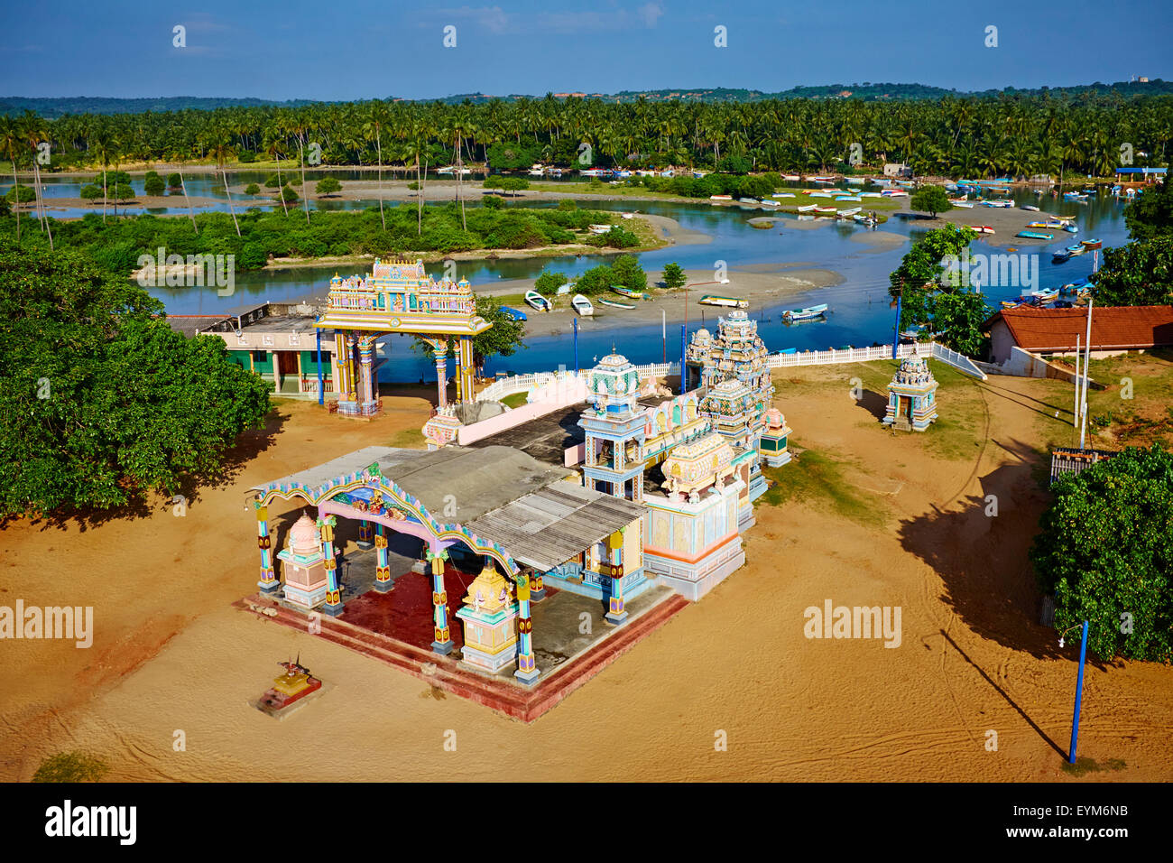 Sri Lanka, Ceylan, Province de l'Est, la Côte Est, Trincomalee, il Muthumariamunam Kovil, temple hindou au bord de l'océan, vue aérienne Banque D'Images
