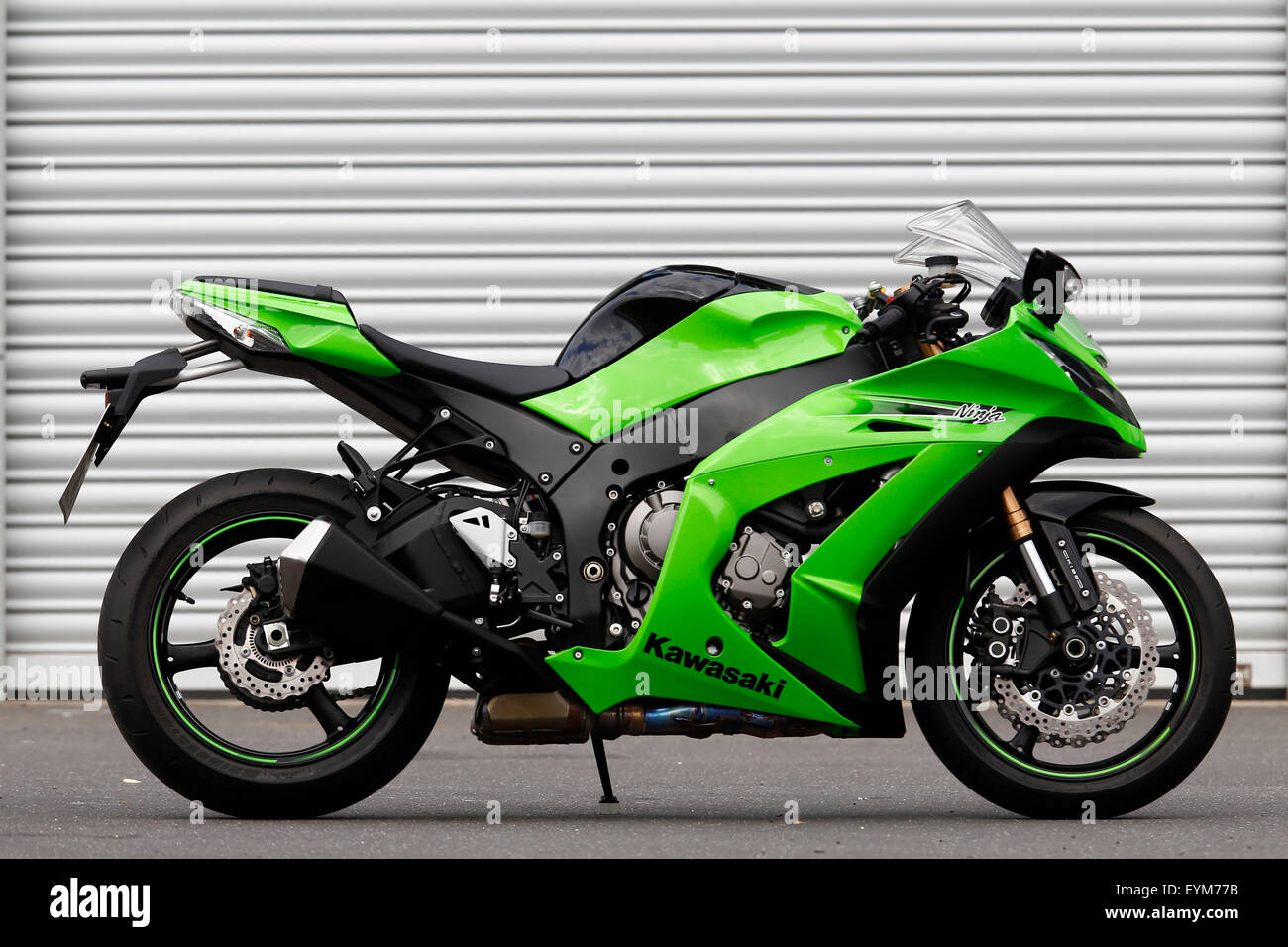 HP 200, Moto Kawasaki NINJA, vert, côté standard, côté droit Photo Stock -  Alamy