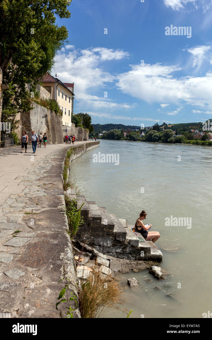 La vieille ville de Passau Riverside Walk Inn River promenade Passau Allemagne Bavière Banque D'Images