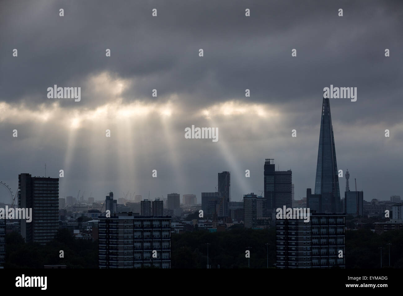 Rayons de lumière du soir sur Londres ville paysage avec le Shard Building en vue de premier plan Banque D'Images