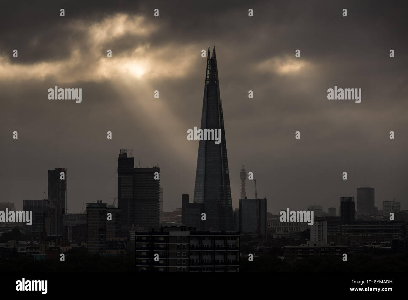 Rayons de lumière du soir sur Londres ville paysage avec le Shard Building en vue de premier plan Banque D'Images