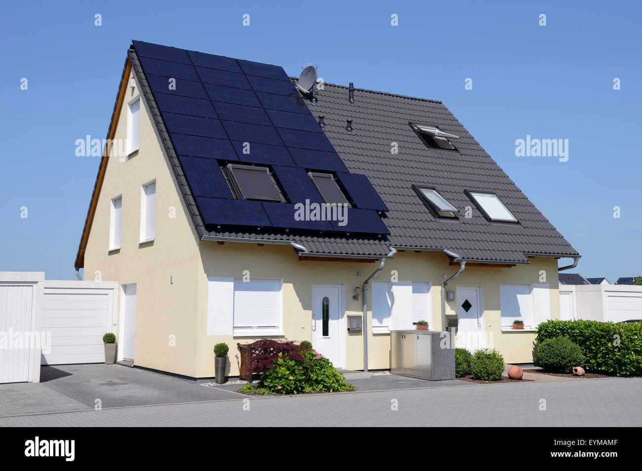Thermie solaire modules sur duplex classique, l'Allemagne, en Rhénanie du Nord-Westphalie, Dusseldorf Banque D'Images