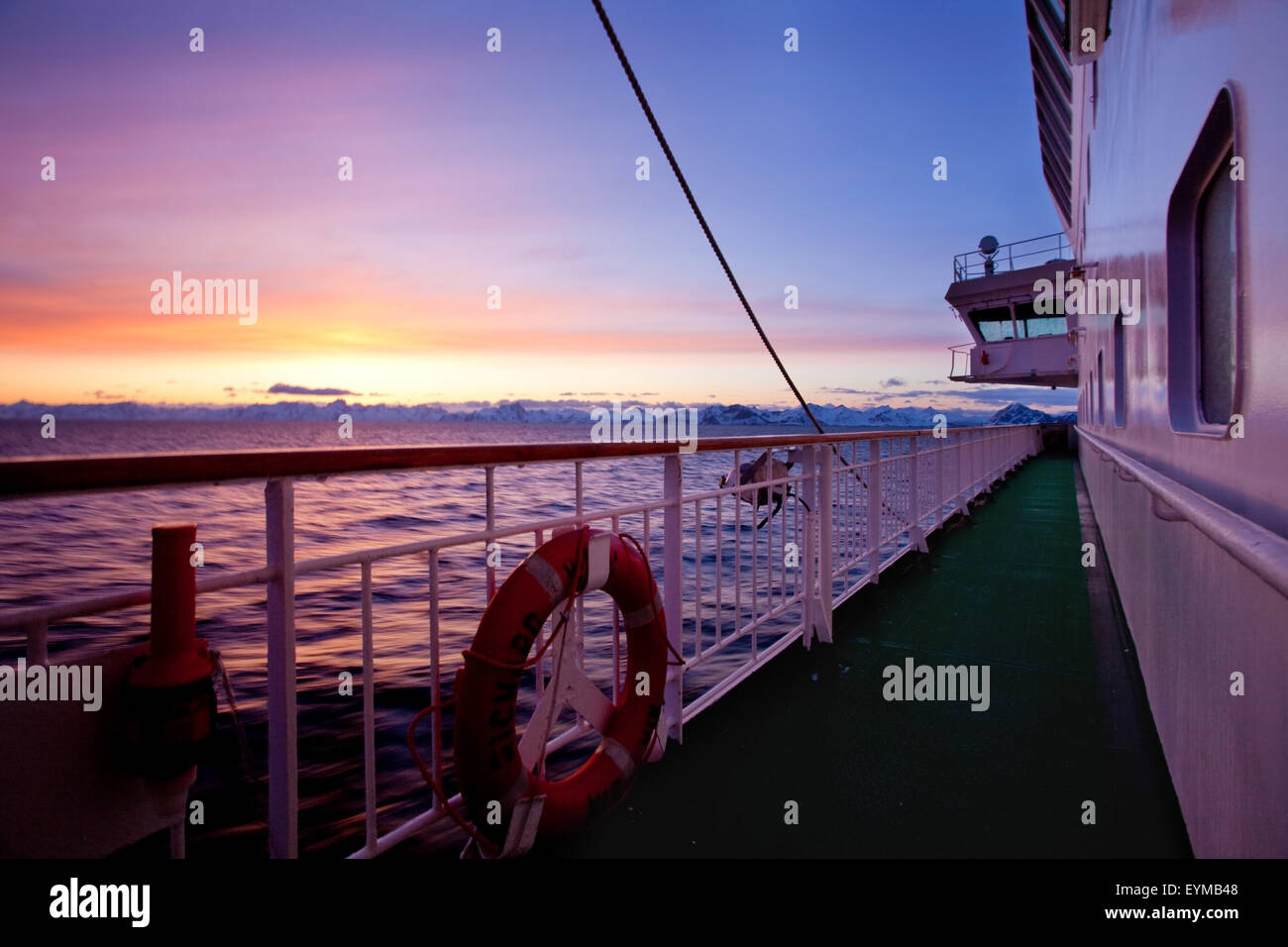 Le coucher du soleil, navire Hurtigruten, Lofoten, Norvège Banque D'Images