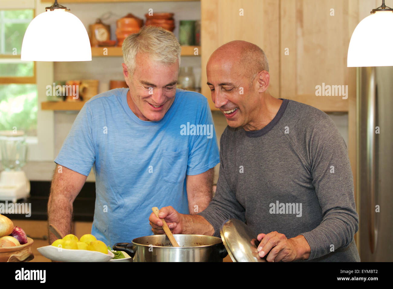 Hauts homme couple homosexuel à la cuisine maison ensemble dans la cuisine, tendre et souriant Banque D'Images
