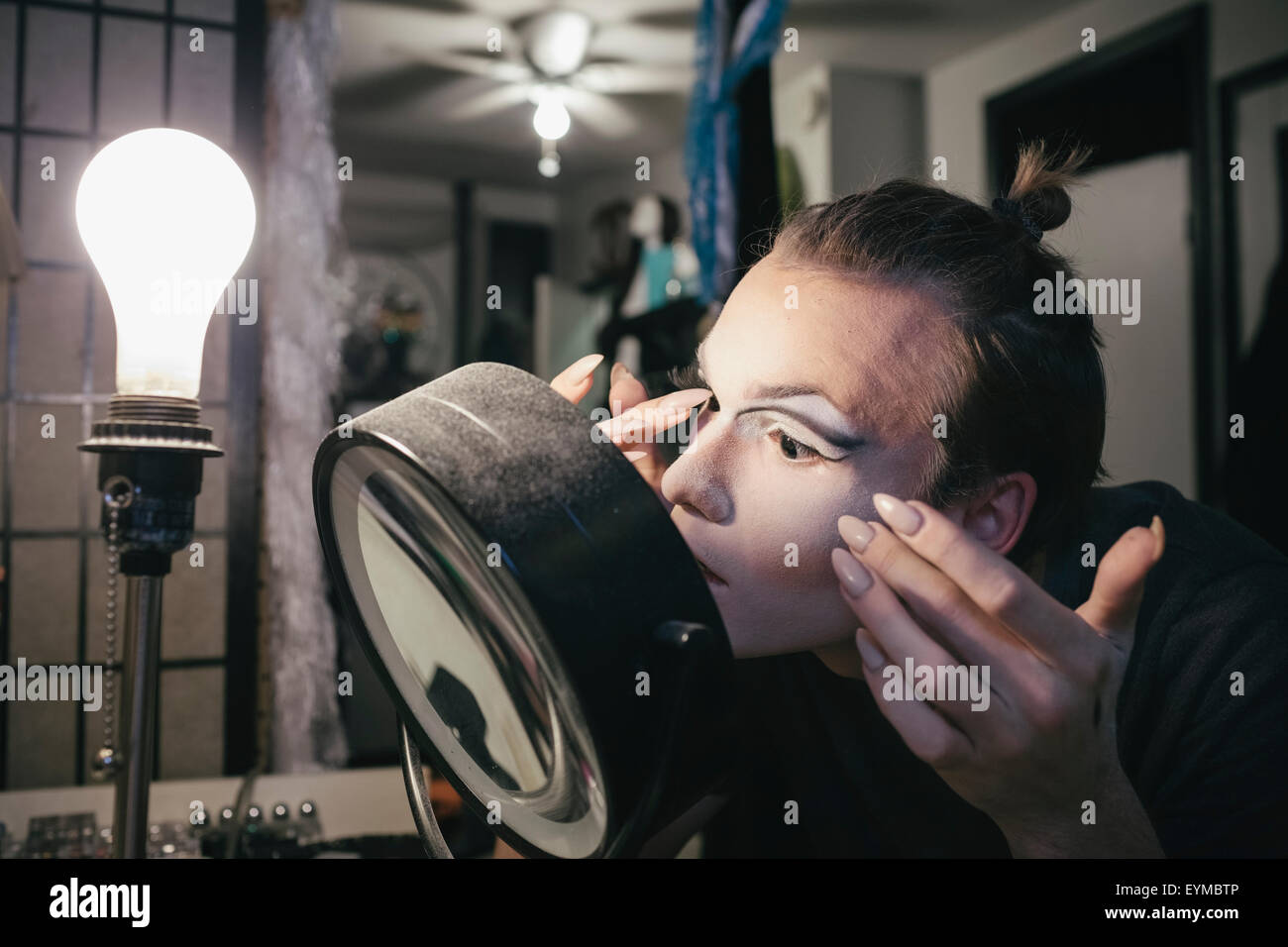 Drag Queen mâle mise sur le maquillage et en s'habillant avec des temps de préparation pour une performance Banque D'Images