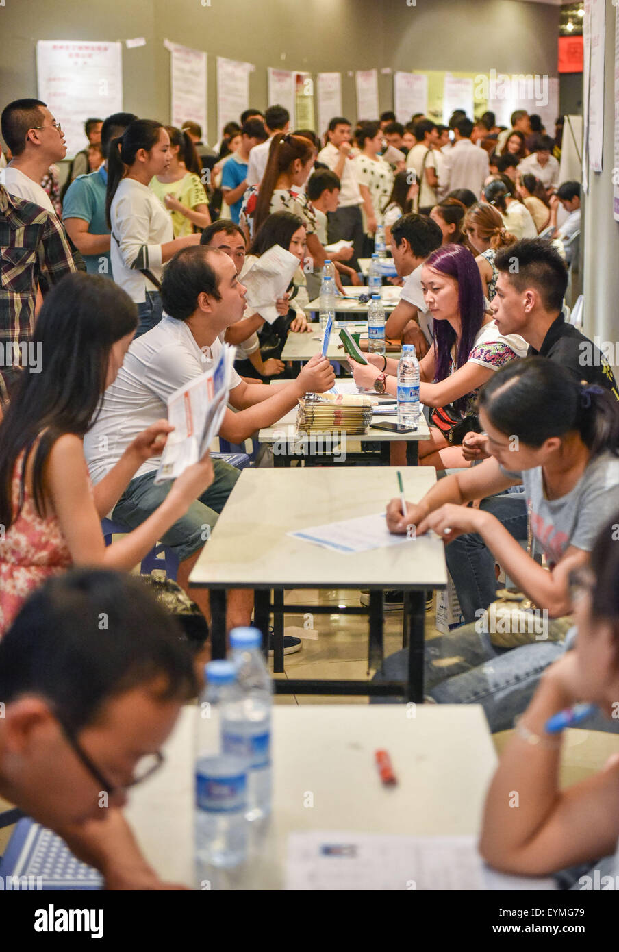 Guiyang, dans la province du Guizhou en Chine. 1er août 2015. Consulter les gens à un salon de recrutement à Guiyang, dans la province du Guizhou en Chine du sud-ouest, 1er août 2015. Plus de 30 000 offres d'emploi ont été fournies aux demandeurs d'emploi ici le samedi. © Liu Xu/Xinhua/Alamy Live News Banque D'Images