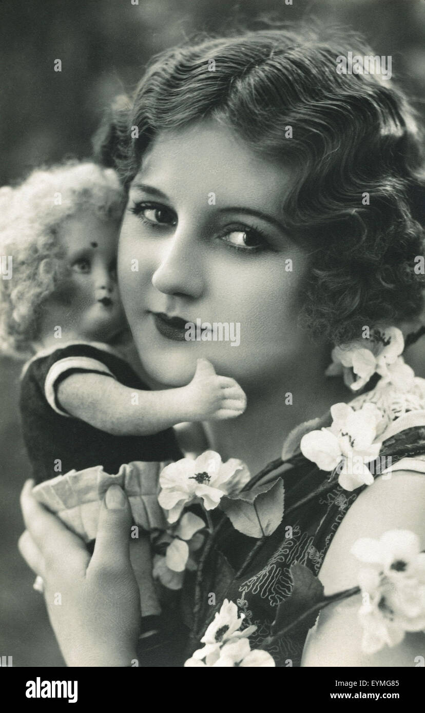 Carte postale, historique, jeune femme avec poupée, portrait, s/w, Banque D'Images