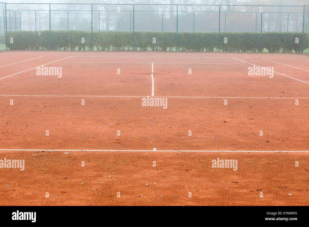 Court de tennis avec brouillard sur un dimanche matin dans l'automne Banque D'Images