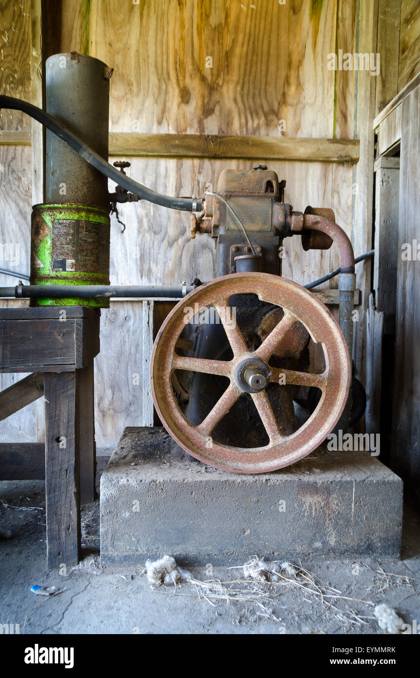 Vieux Lister unique cylindre moteur diesel dans shearing shed, Wairarapa, Glenburn, île du Nord, Nouvelle-Zélande Banque D'Images