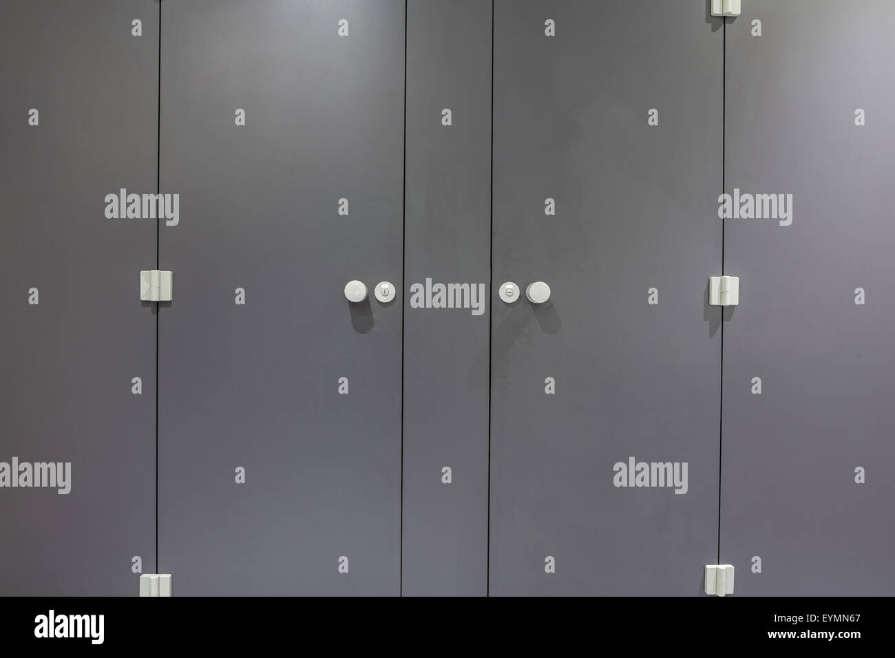 Des toilettes pour hommes dans un édifice public de portes gris Banque D'Images