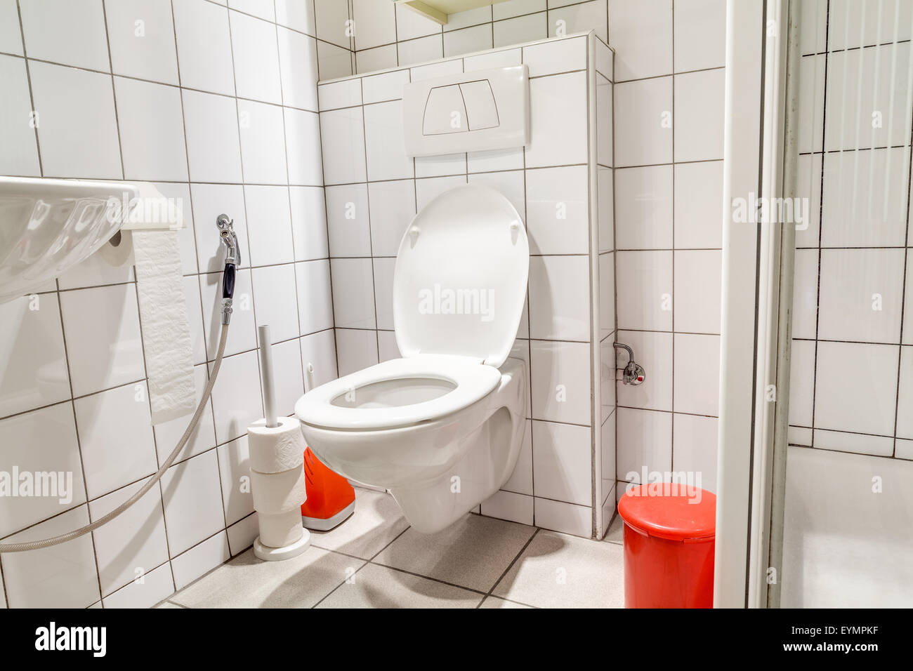 Des toilettes pour hommes dans un bâtiment public séjour une toilettes blanc Banque D'Images