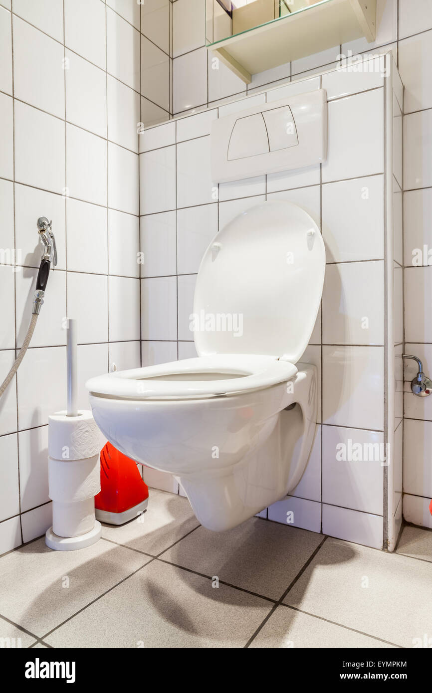 Des toilettes pour hommes dans un bâtiment public séjour une toilettes blanc Banque D'Images