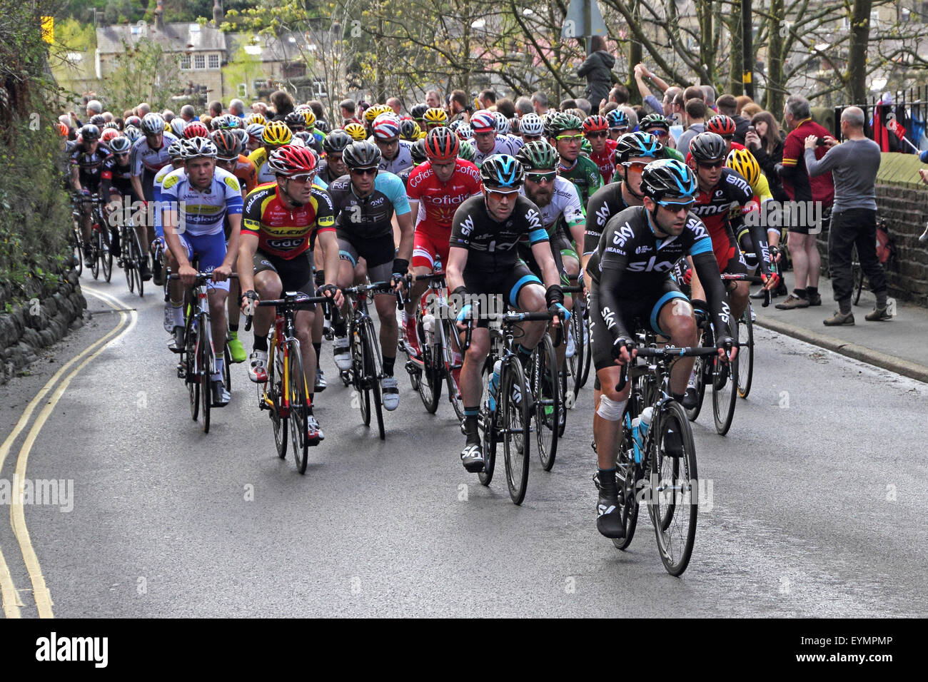 L'équipe Sky rider Nathan Earle mène le peloton en tournée de Yorkshire race cycle passant par Hebden Bridge Banque D'Images