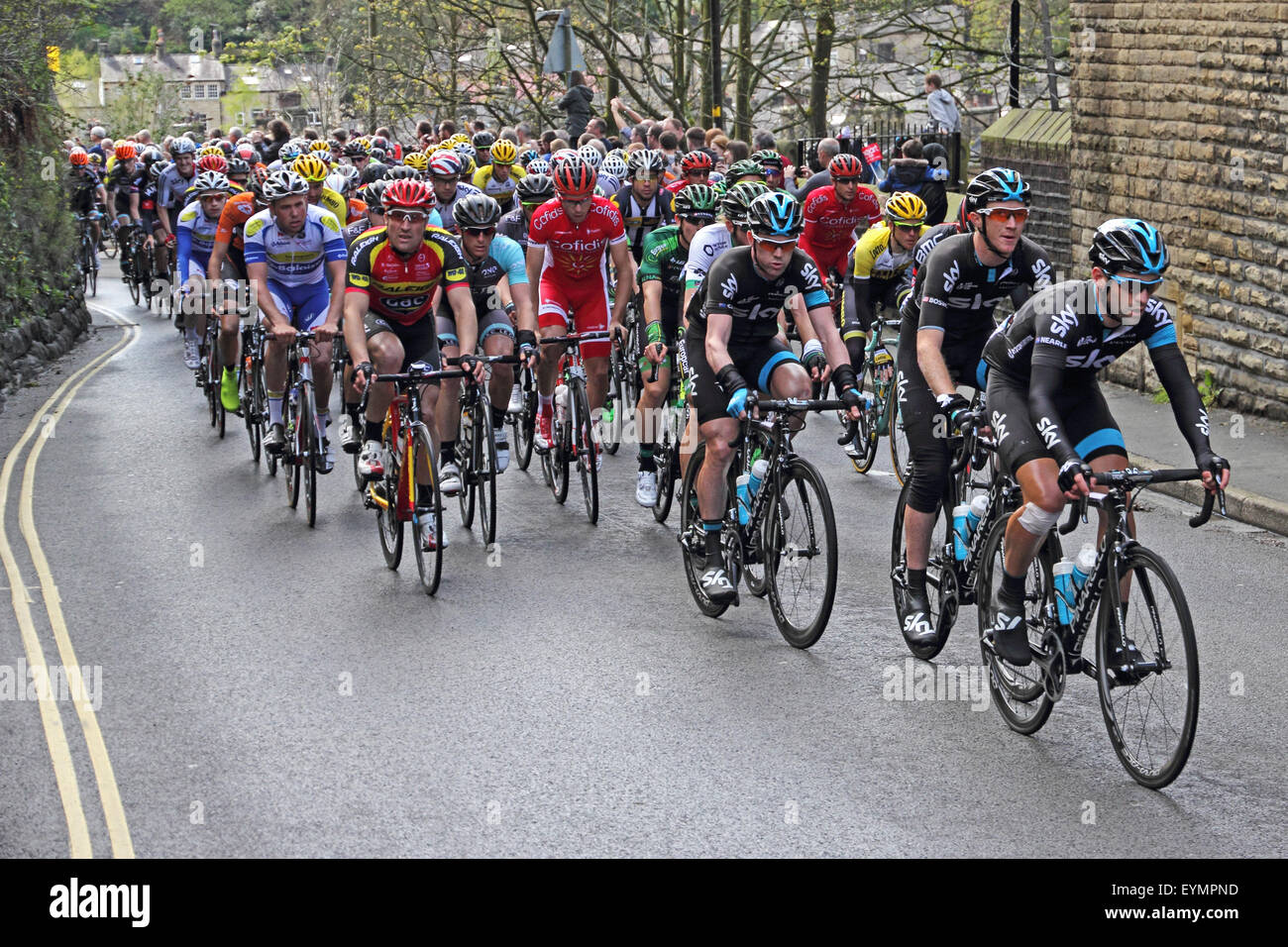 L'équipe Sky rider Nathan Earle mène le peloton en tournée de Yorkshire race cycle passant par Hebden Bridge Banque D'Images