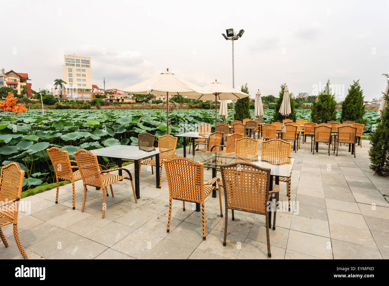 Bar jardin près de lac de l'ouest de Hanoi, Vietnam le 25 juillet 2015 Banque D'Images