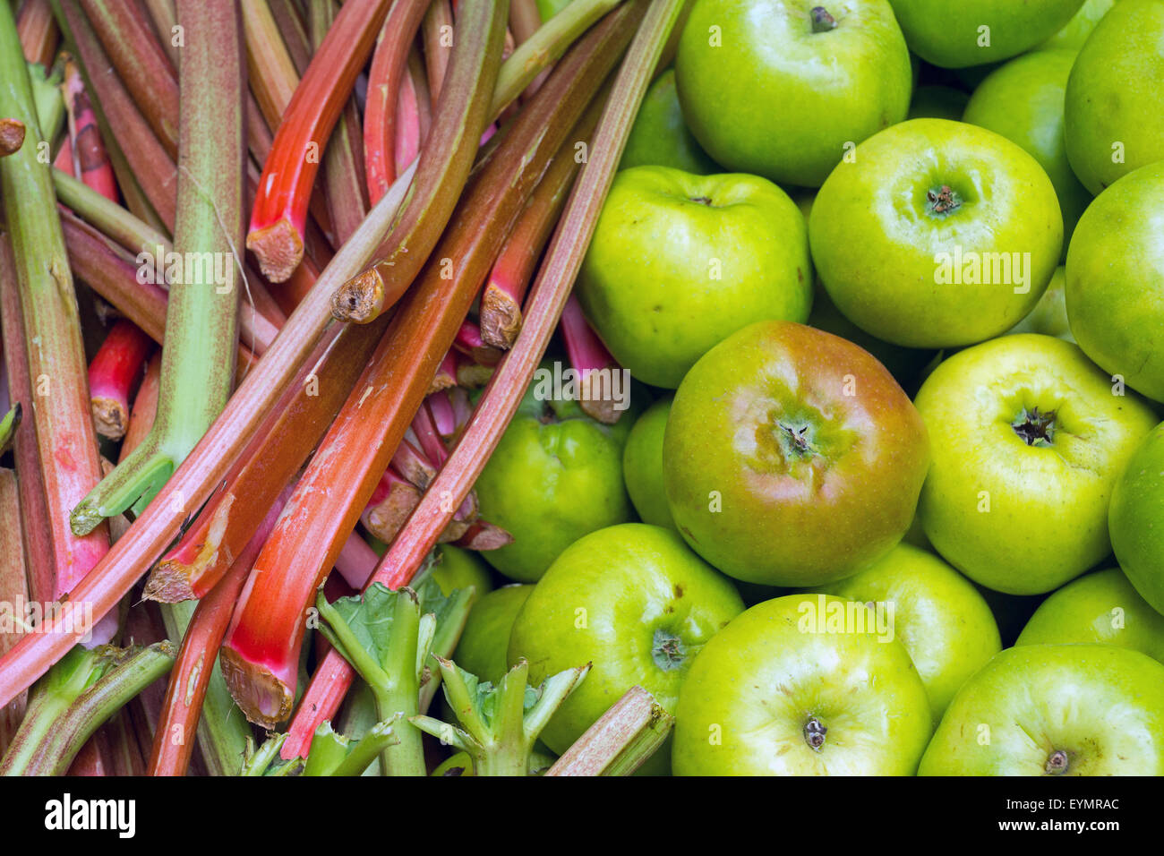 La rhubarbe et les pommes en vente sur un marché Banque D'Images