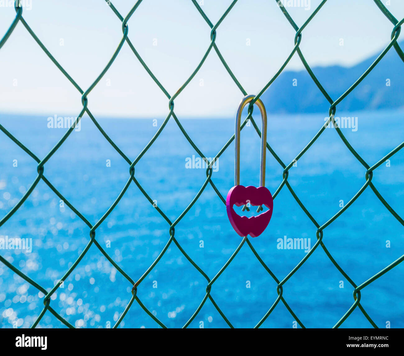 Cœur brisé - symbole de l'amour, sur la mer Banque D'Images