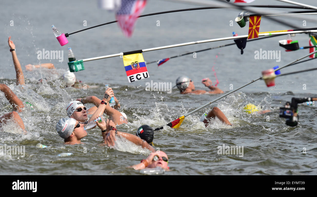 Kazan, Russie. 06Th Aug 2015. Passer le nageur au cours de la zone de ravitaillement 25 km marathon hommes épreuve en eau libre de la 16e Championnats du Monde de Natation FINA Kazanka au lieu d'exposition à Kazan, Russie, 01 août 2015. Photo : Martin Schutt/dpa/Alamy Live News Banque D'Images