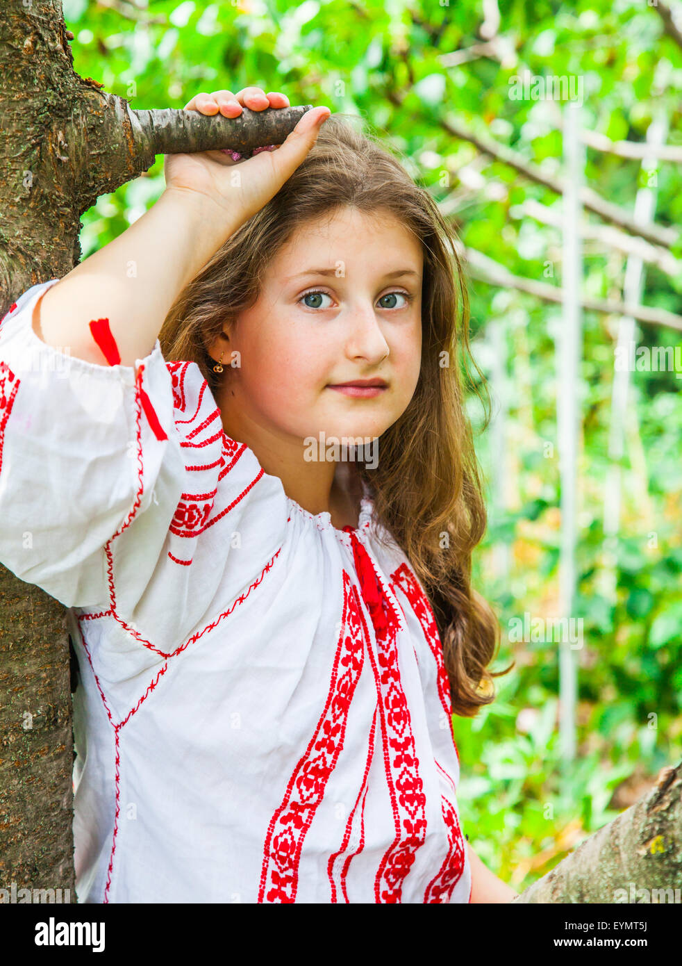 Portrait d une jeune fille de 10 ans portant un chemisier
