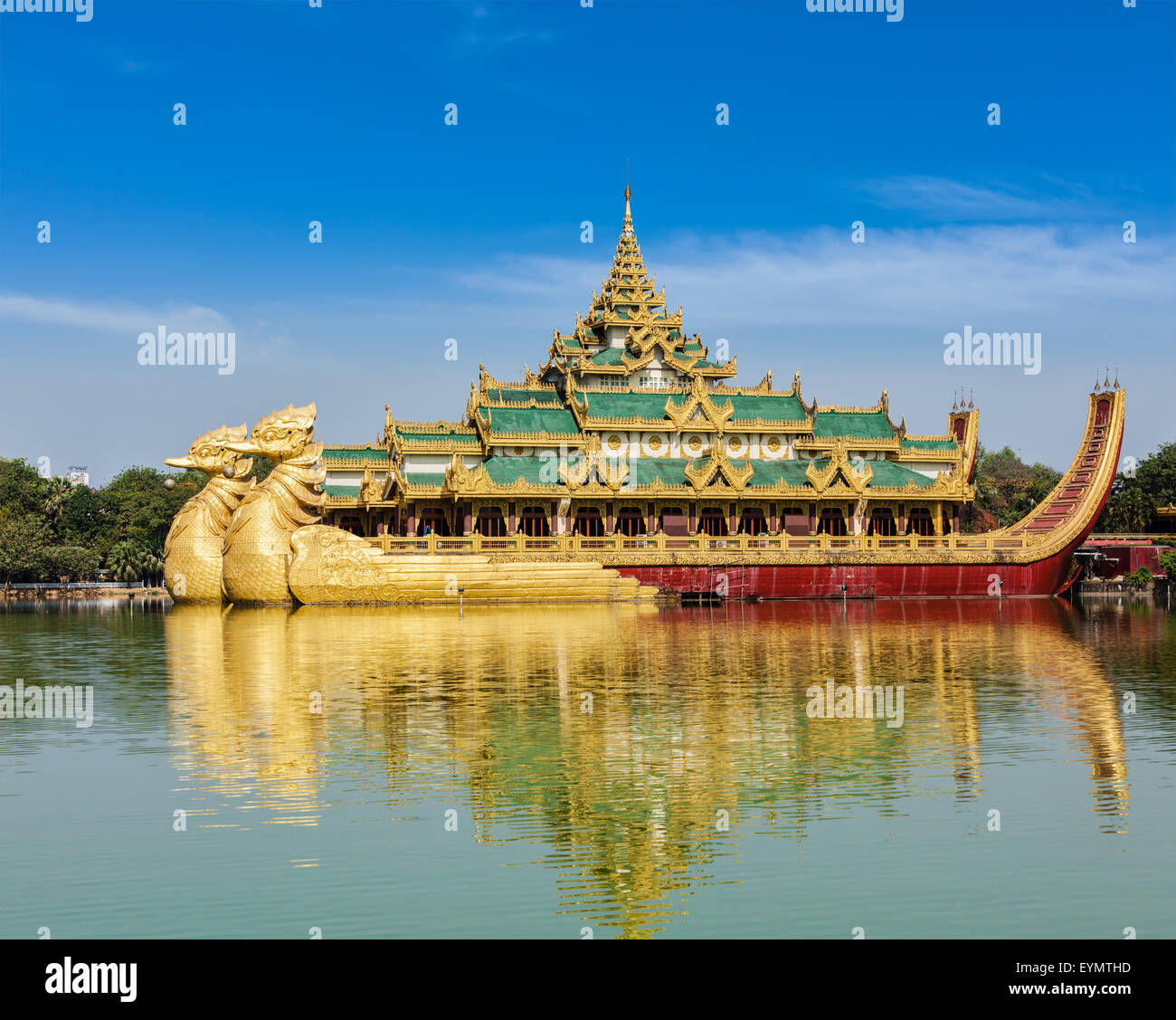 L'icône de Yangon et attraction touristique historique Karaweik - réplique d'une barge royale au Lac Kandawgyi, Yangon, Myanmar Birmanie Banque D'Images