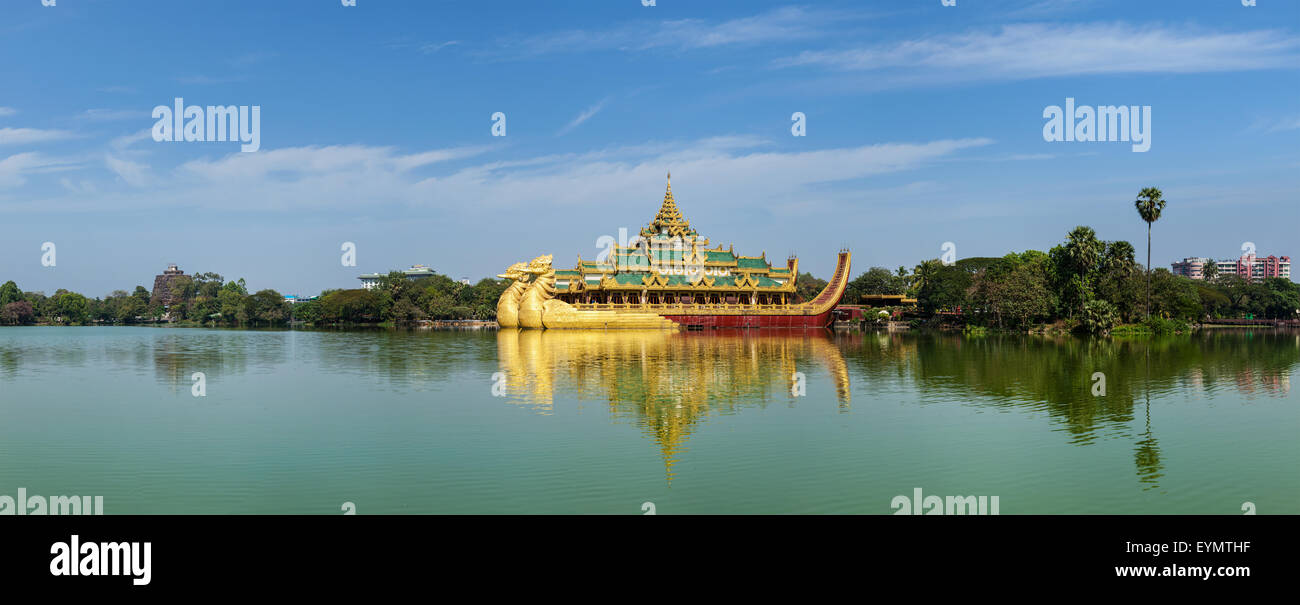Panorama du Karaweik - réplique d'une barge royale et le Lac Kandawgyi, Yangon, Myanmar Birmanie Banque D'Images