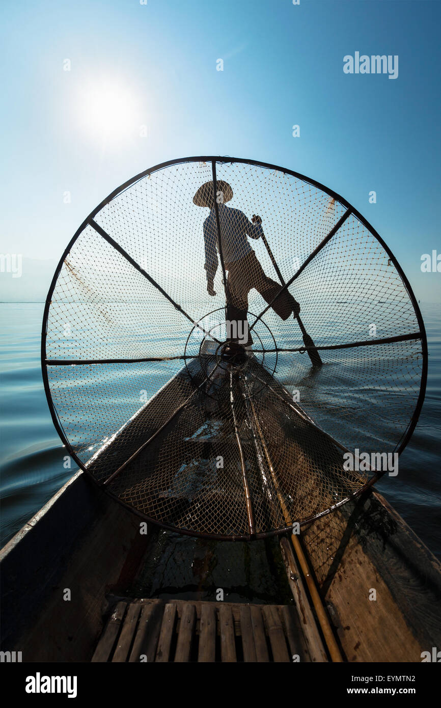 Attraction monument - voyage Myanmar birmane traditionnelle pêcheur avec filet de pêche au lac Inle au Myanmar célèbres pour leurs dis Banque D'Images