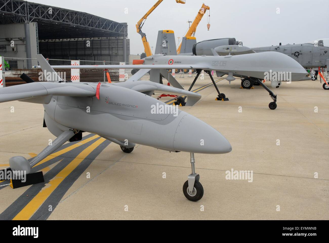 Armée de l'air italienne, les véhicules aériens sans pilote (UAV) General Atomics RQ-1A 'terror' et, en premier plan Alenia 'Falco' Banque D'Images