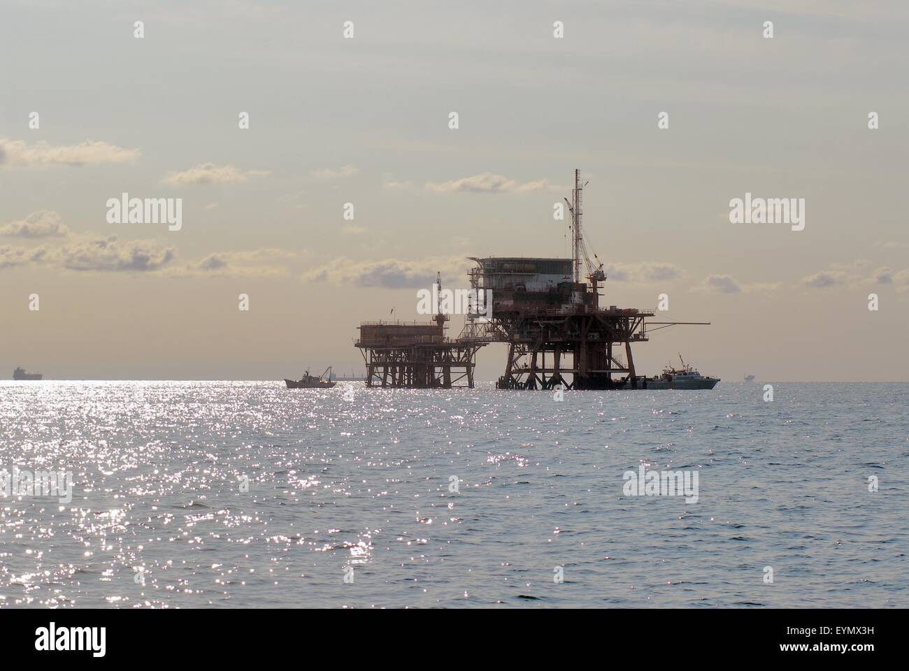 Des plates-formes pour l'extraction de pétrole et de gaz naturel en mer Adriatique Mer Ravenne (Italie) Banque D'Images