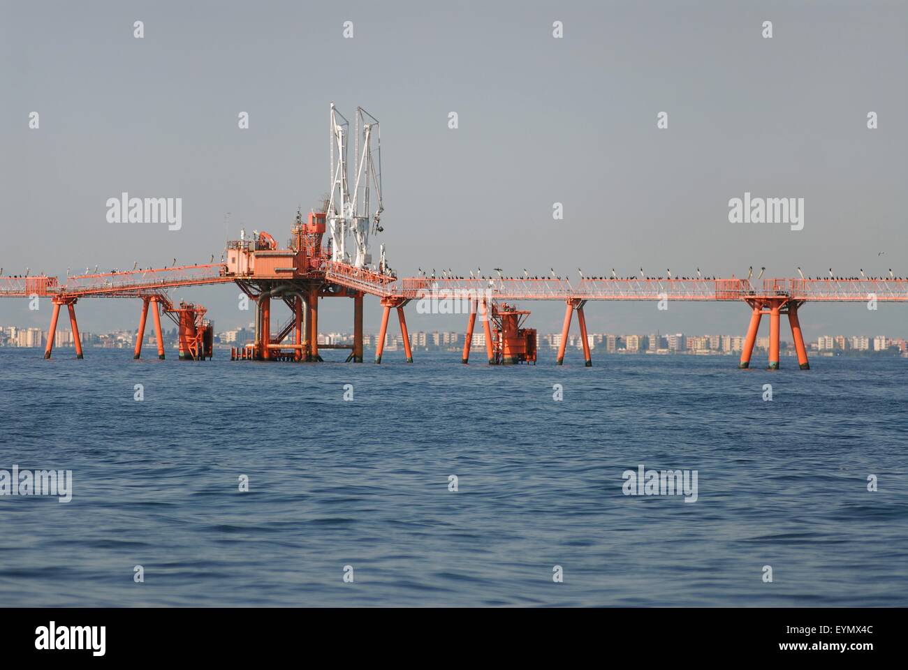Des plates-formes pour l'extraction de pétrole et de gaz naturel en mer Adriatique Mer Ravenne (Italie) Banque D'Images