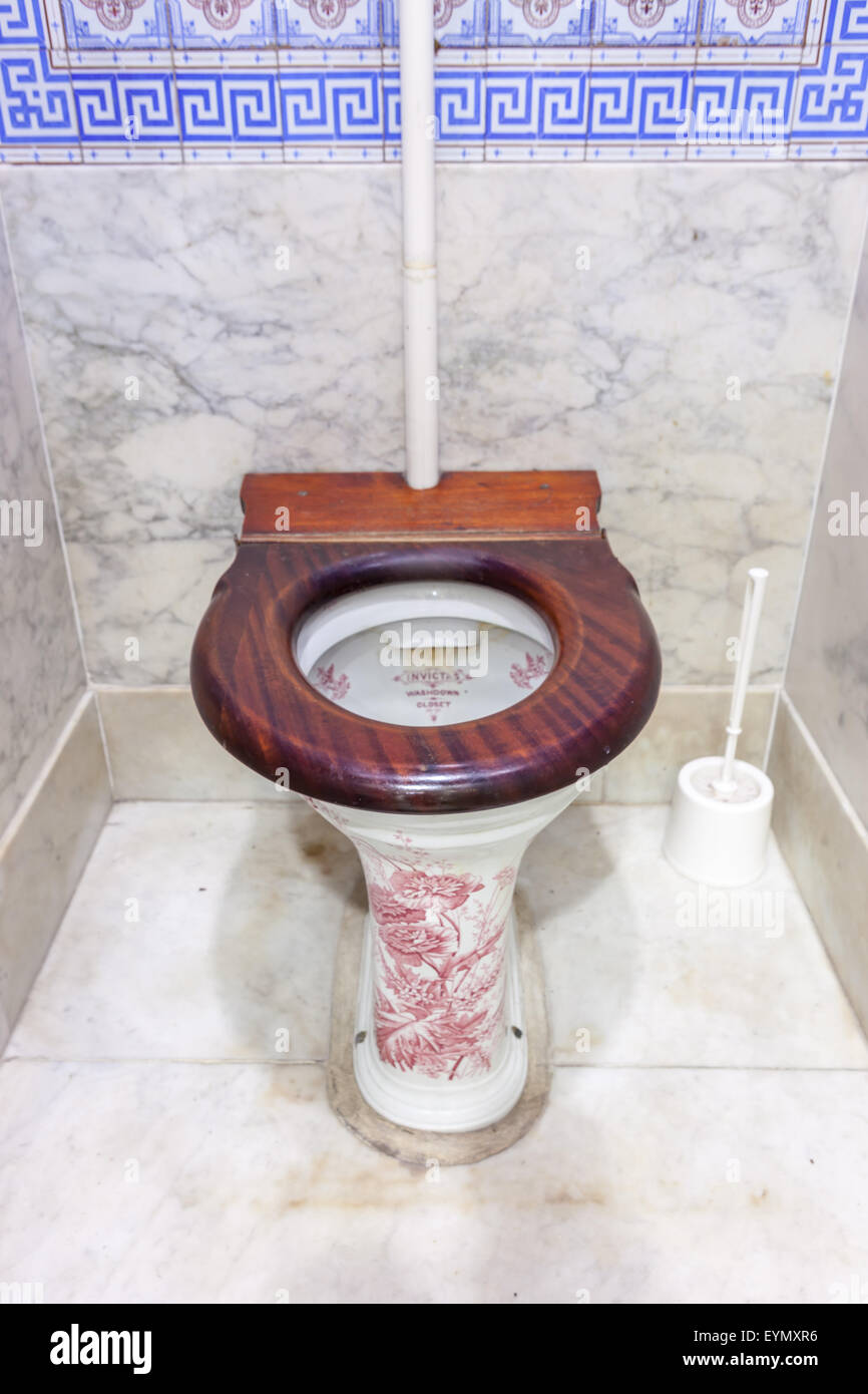 Dans un vieux bâtiment, il y a une antiquité toilettes avec motif floral Banque D'Images